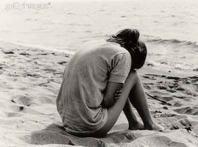 mulher-chorando-na-praia